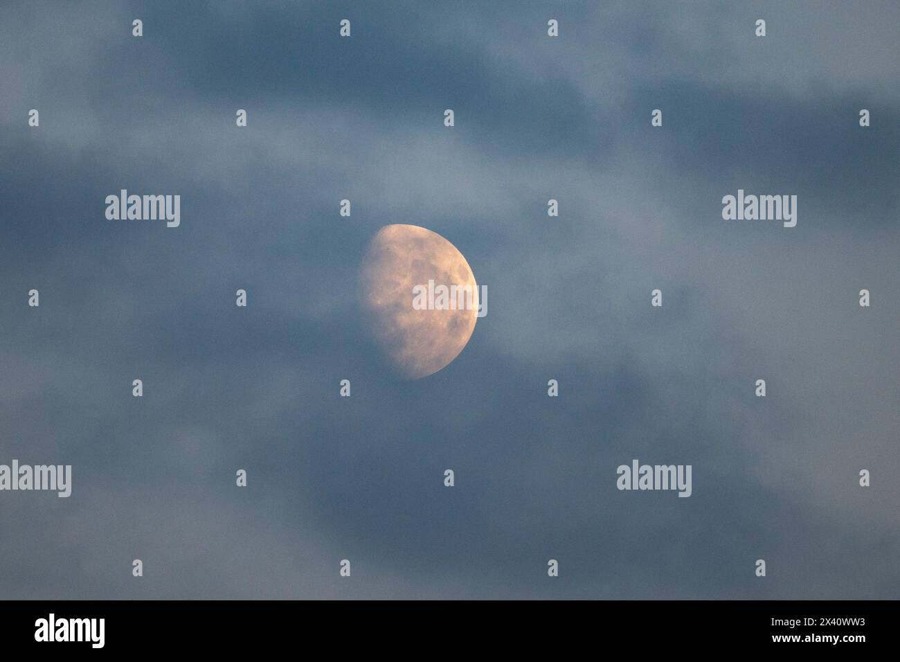 Mond, der in sanftem Licht an einem bewölkten Himmel leuchtet; Lake of the Woods, Ontario, Kanada Stockfoto