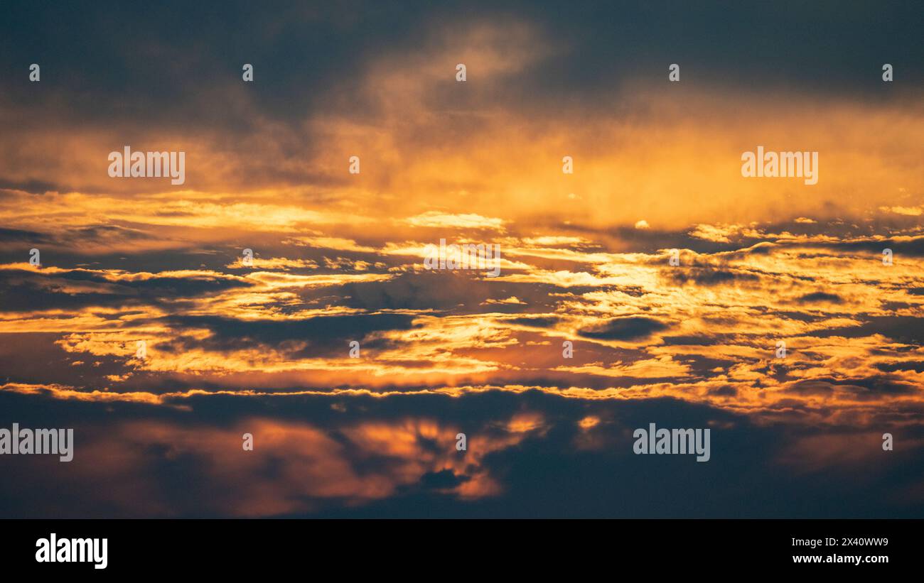 Wolkenlandschaft im goldenen Sonnenlicht; Lake of the Woods, Ontario, Kanada Stockfoto