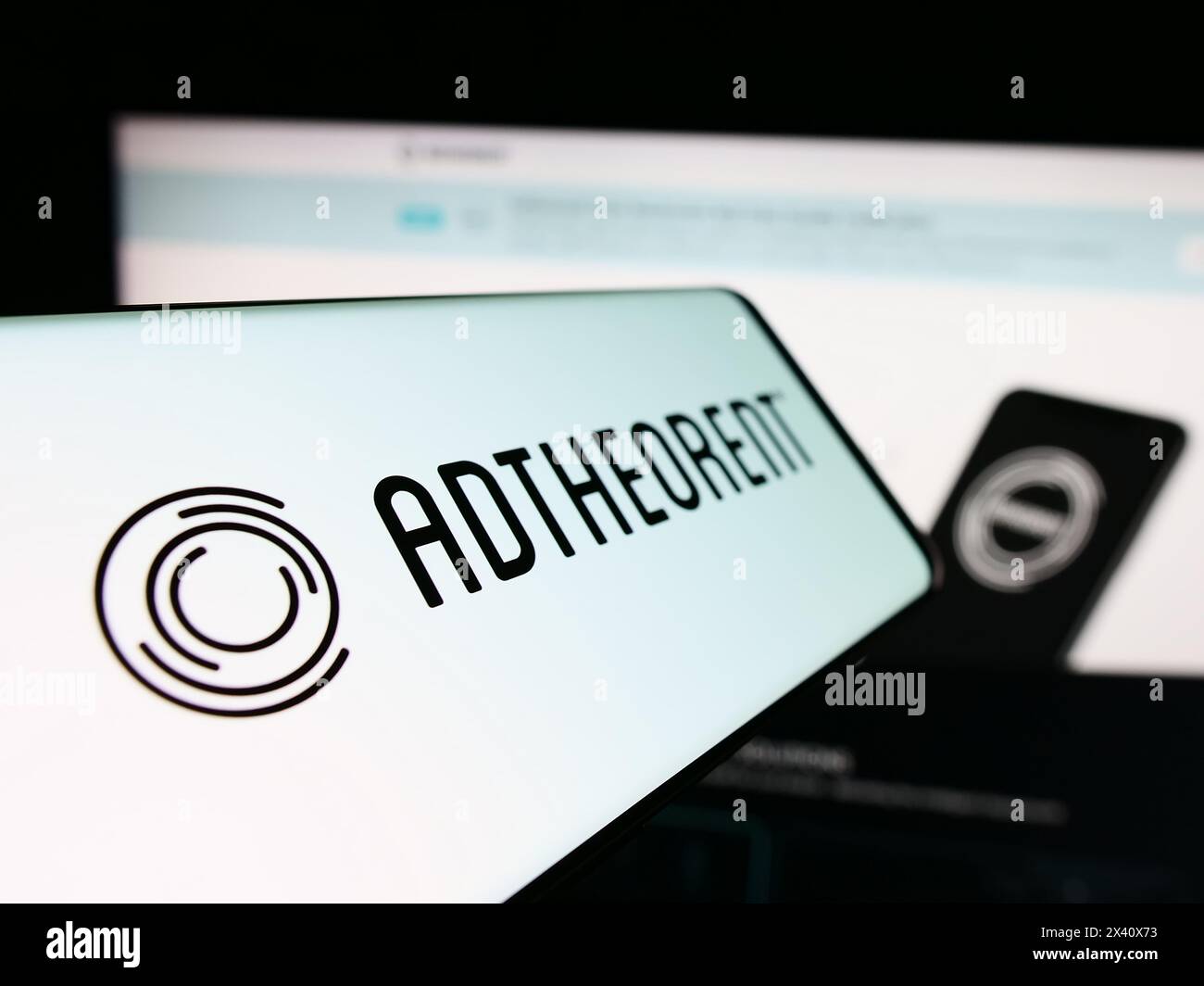 Smartphone mit Logo des amerikanischen Werbesoftware-Unternehmens AdTheorent Inc. Vor der Website. Fokussieren Sie sich auf die linke Mitte des Telefondisplays. Stockfoto