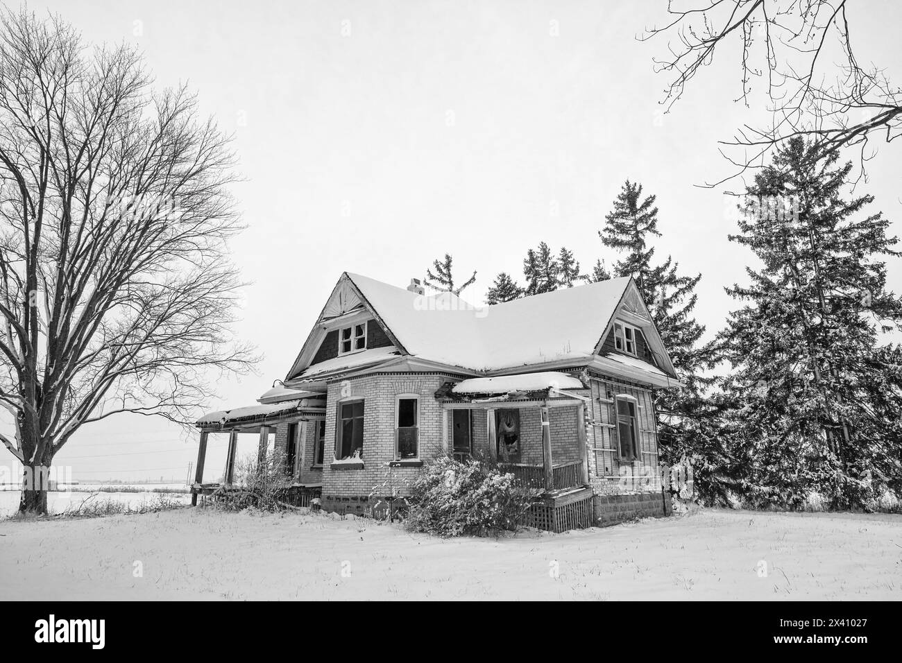 Verlassenes Haus auf dem Land im Winter; Kerwood, Ontario, Kanada Stockfoto