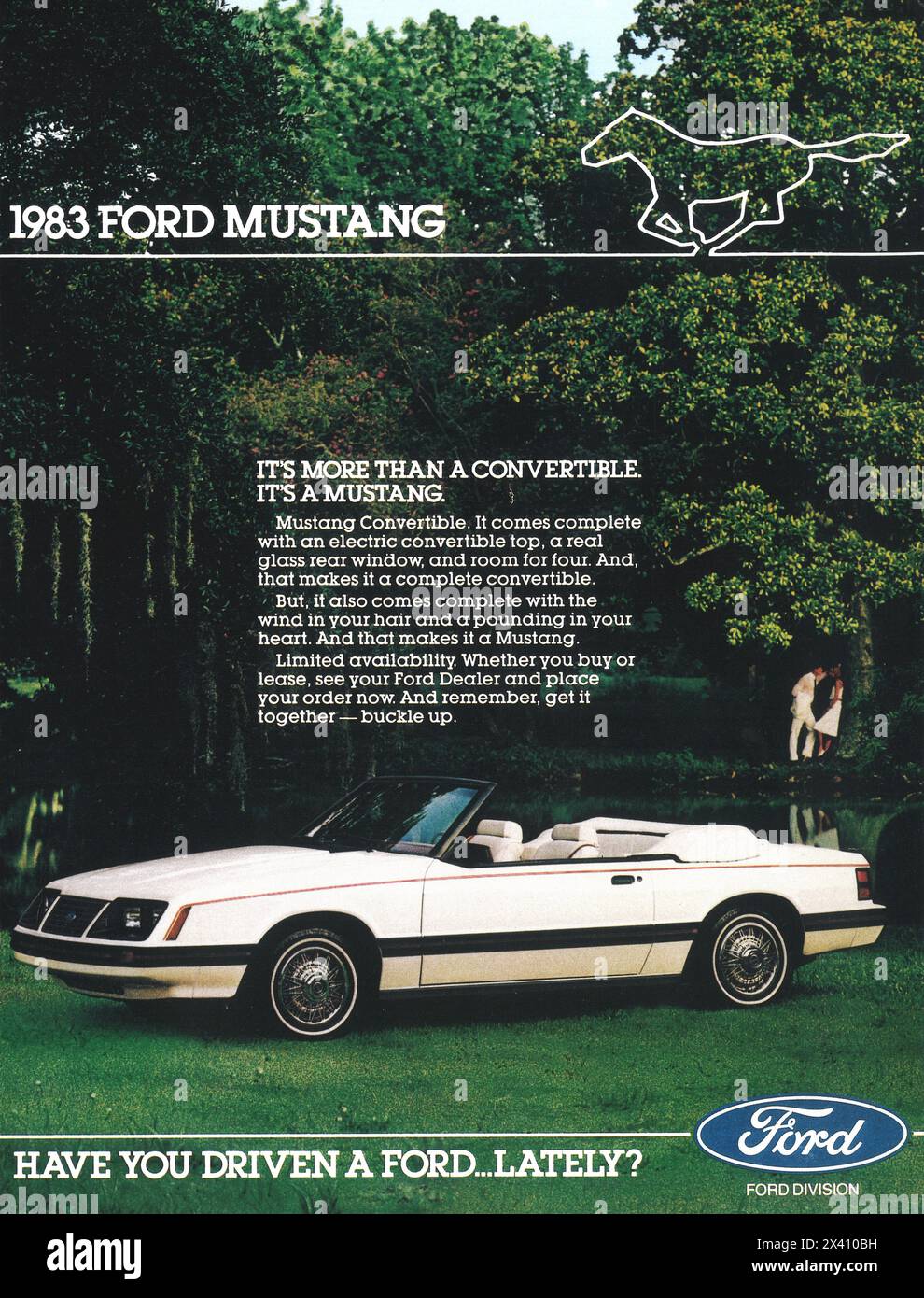 1983 Werbespot Für Ford Mustang White Cabriolet Stockfoto