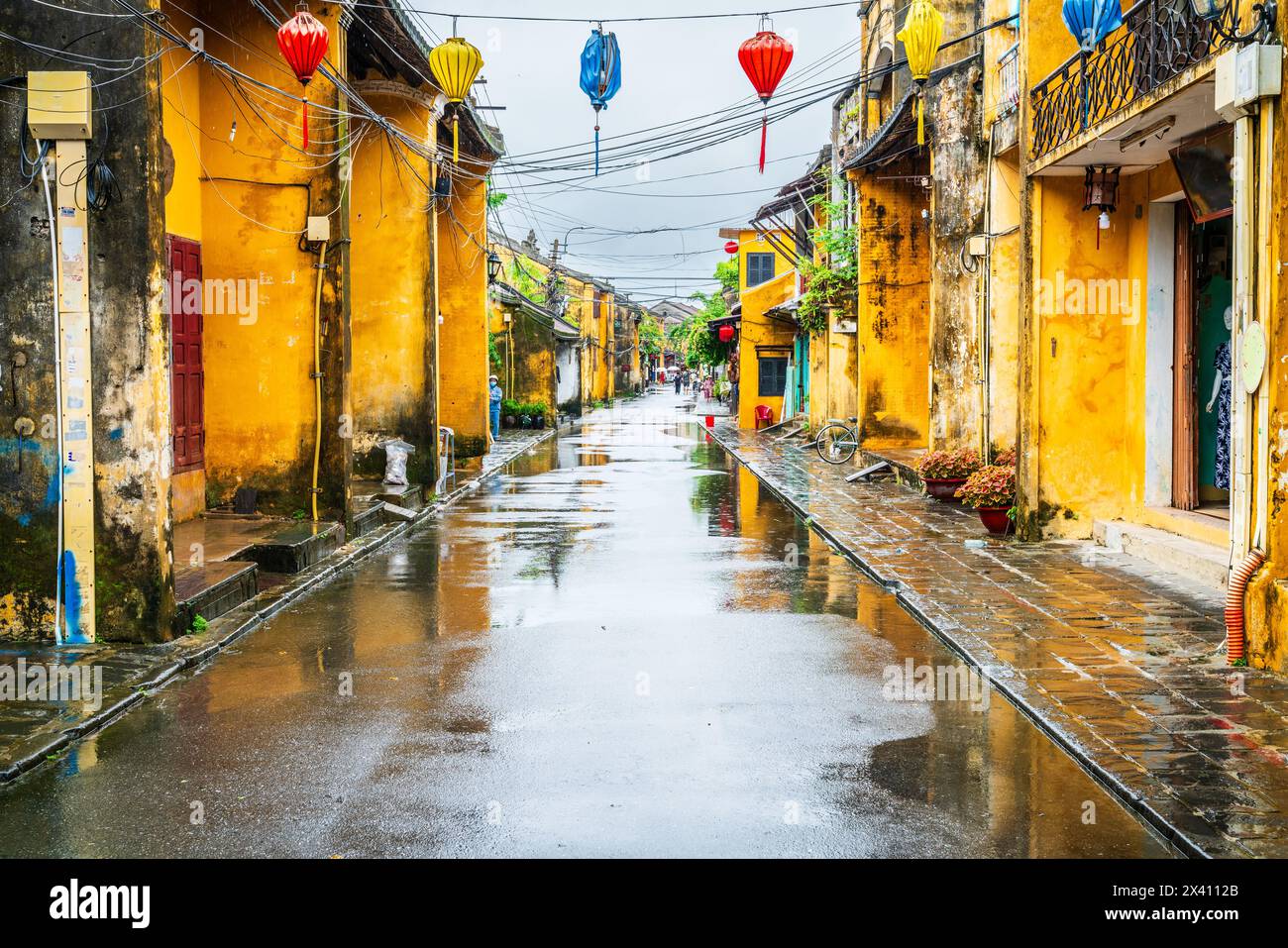 Straßenszene in der Altstadt von Hoi an, Vietnam an einem regnerischen Tag Stockfoto Straßenszene in der Altstadt von Hoi an, Vietnam an einem regnerischen Tag Stockfoto