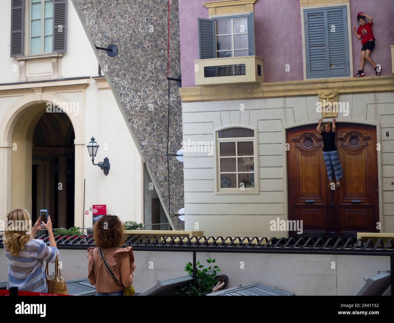 Riesiger Spiegel, der die Fassade des Gebäudes reflektiert, Kunstinstallation des argentinischen Künstlers Leandro Erlich vor dem Palazzo reale, Mailand, Italien Stockfoto