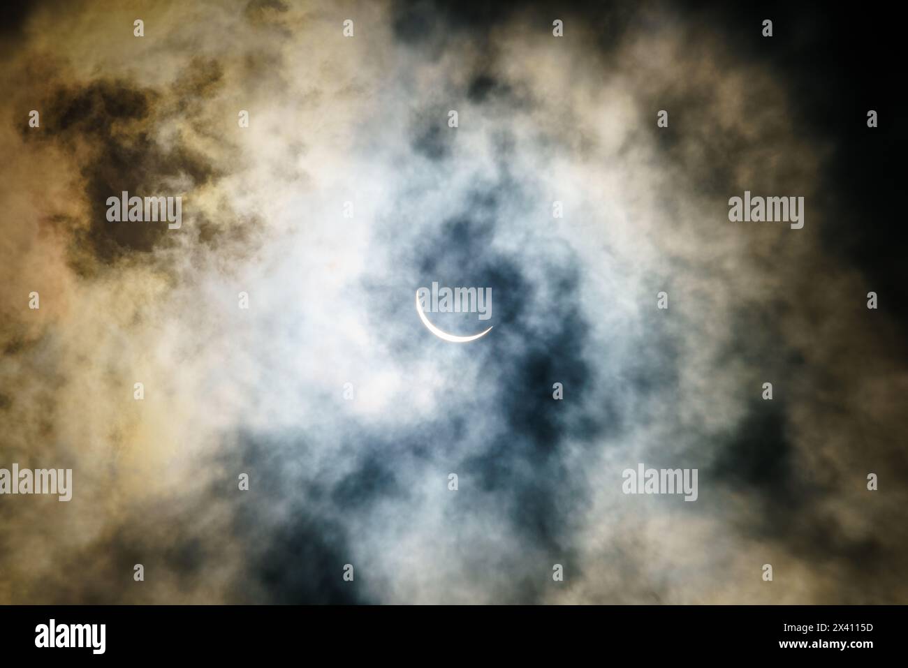 Sonnenfinsternis am 8. April 2024, beobachtet mit teilweiser Wolkendecke in Central Kentucky Stockfoto