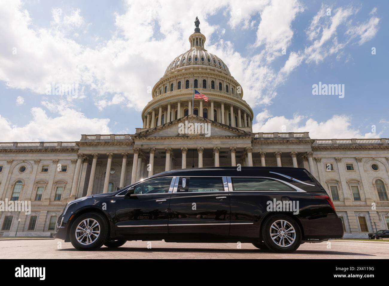 Washington, Usa. April 2024. Ein Leichenwagen trägt die Überreste des pensionierten Colonel Ralph Puckett zum Kapitol am 29. April 2024 in Washington, DC. Colonel Puckett wurde 2021 für seine Heldentat im Koreakrieg mit der Medal of Honor ausgezeichnet. (Foto: Aaron Schwartz/SIPA USA) Credit: SIPA USA/Alamy Live News Stockfoto