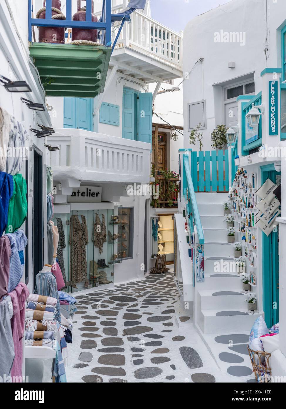 Charmante Geschäfte mit Kleidung und Souvenirs auf der Insel Mykonos; Mykonos, Griechenland Stockfoto