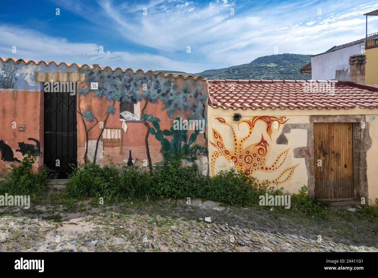 Kunstwerke auf Häusern in Bosa, Italien; Bosa, Oristano, Italien Stockfoto