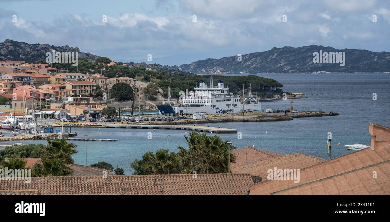 Fähre im Hafen von Palau im Norden Sardiniens, Italien; Palau, Sassari, Italien Stockfoto