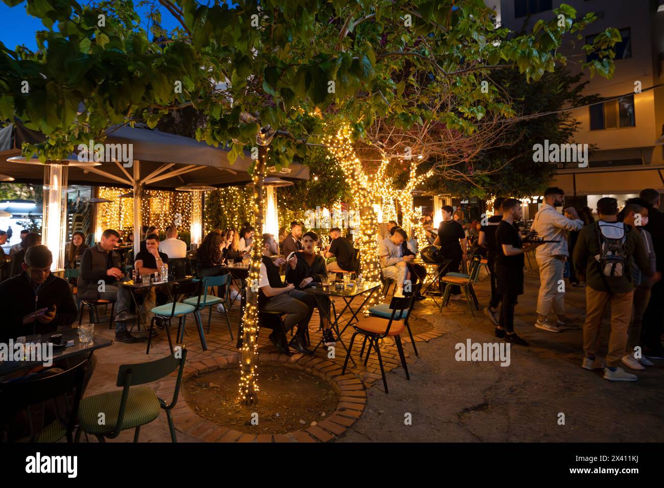 Essen im Freien mit warmer Beleuchtung; Athen, Griechenland Stockfoto