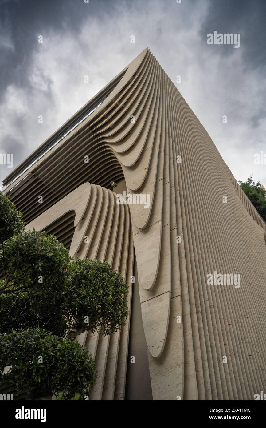 Gewelltes Design an der Fassade eines Wohngebäudes in Athen; Athen, Griechenland Stockfoto