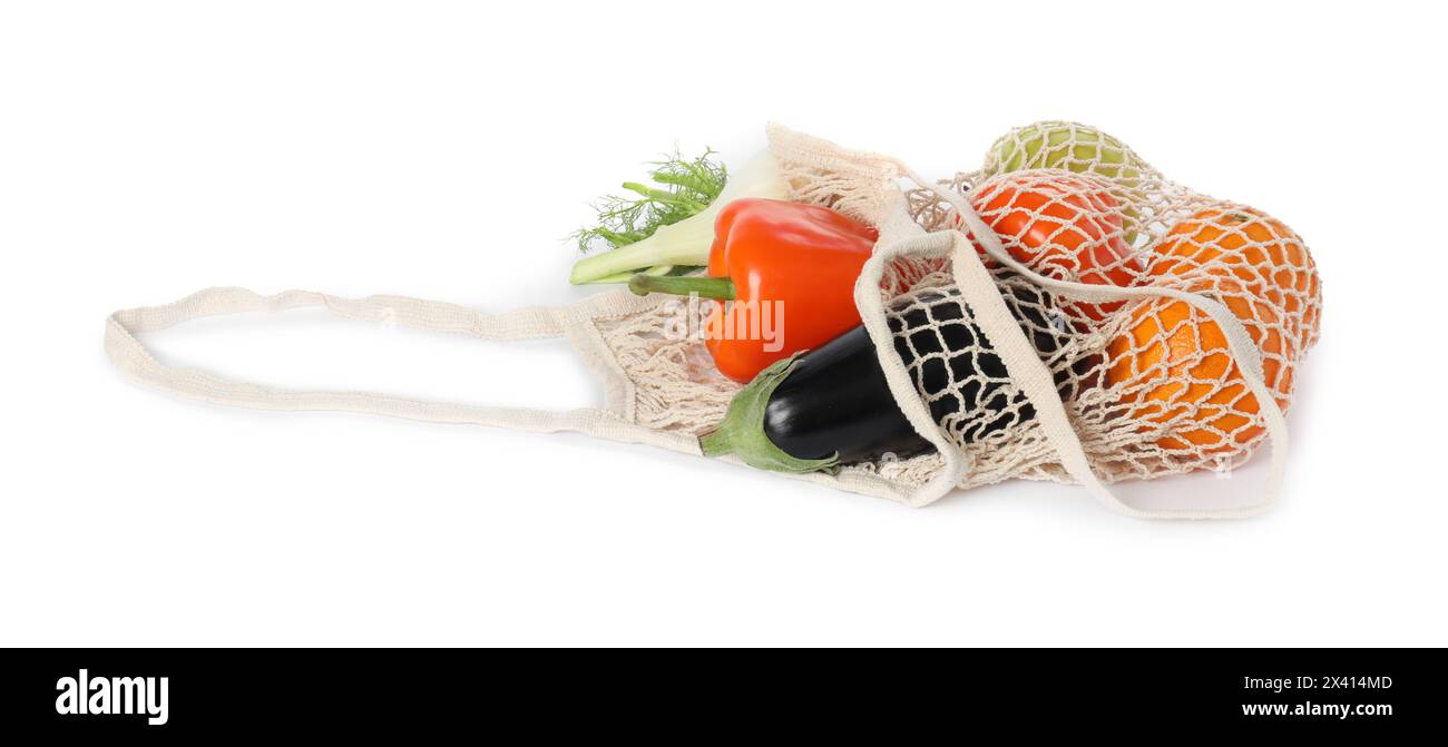 Frische Produkte in Schnur-Beutel isoliert auf weiß Stockfoto