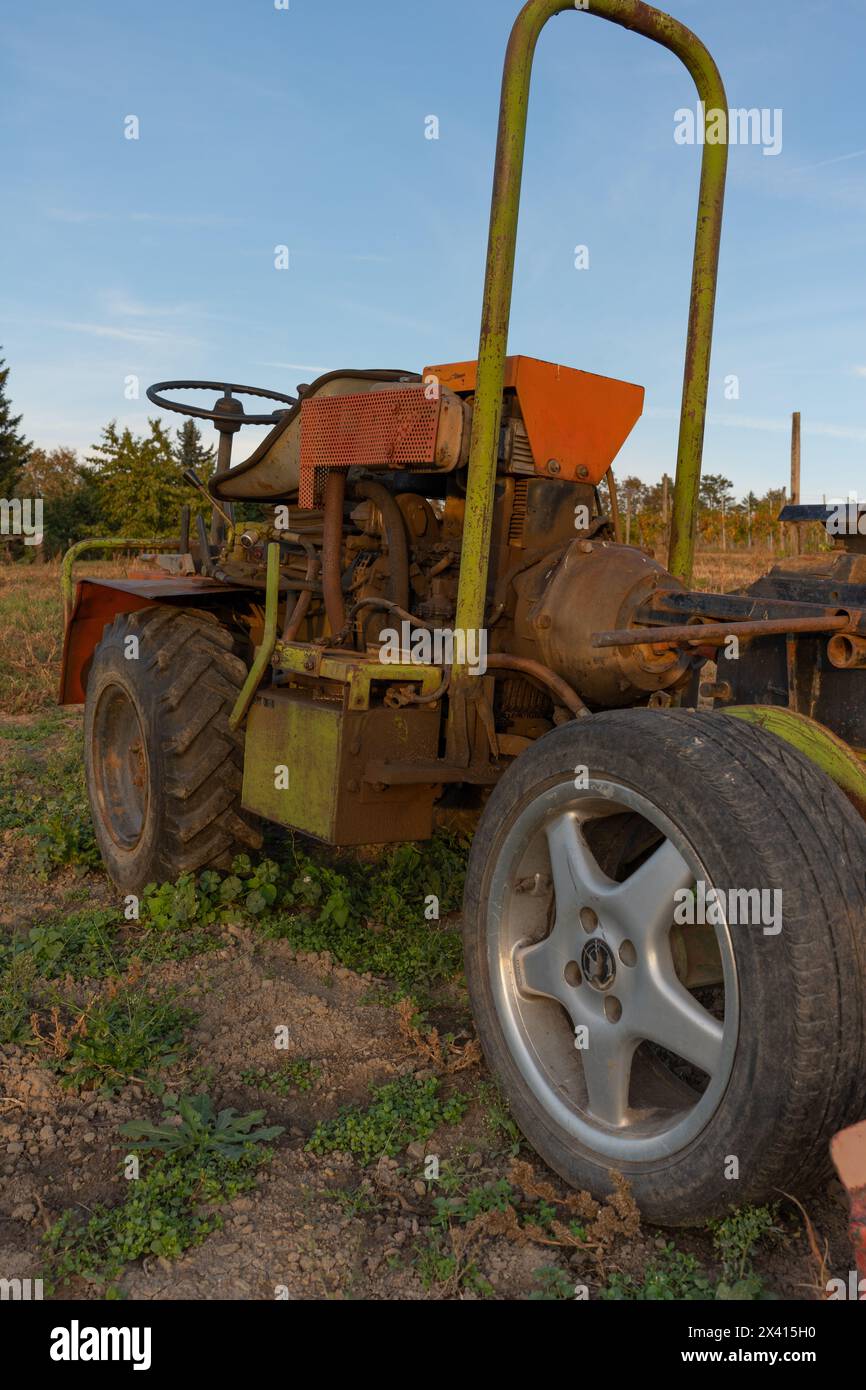 Ein ungewöhnliches Landfahrzeug. Der Lebensbegriff im ländlichen Raum. Ein vielseitiger Radmechanismus für ländliche Gebiete. Stockfoto