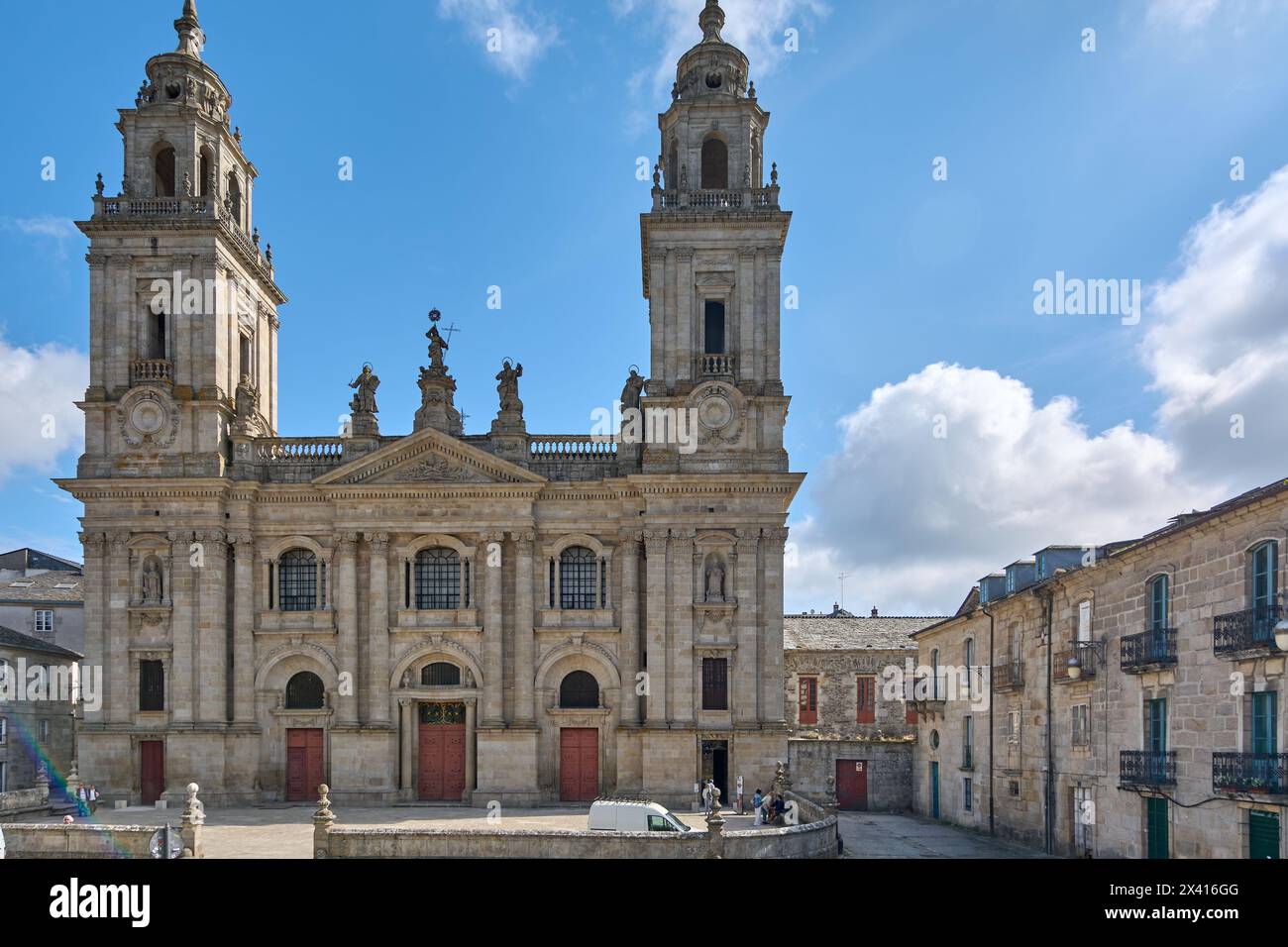 Lugo, Spanien - 29. April 2024: Der platz vor der Kathedrale bietet einen ungehinderten Blick auf dieses architektonische Wunder. Kathedrale von Lugo Stockfoto