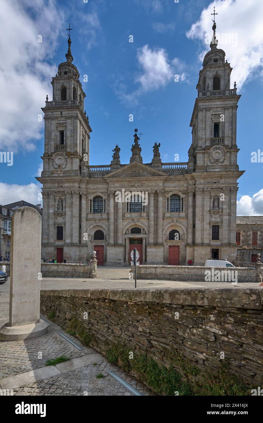 Lugo, Spanien - 29. April 2024: Das Hauptaltarbild, das Werk von Cornelis de Holanda. Kathedrale von Lugo Stockfoto