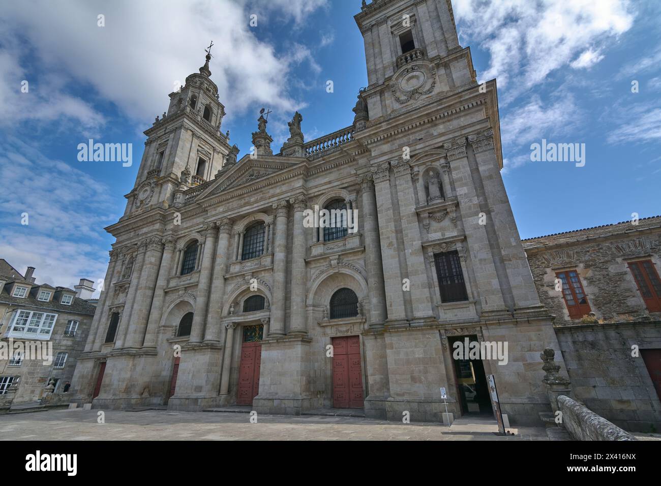 Lugo, Spanien - 29. April 2024: Die Kathedrale: Ein Leuchtturm des Glaubens und der Kultur in Galicien. Kathedrale von Lugo Stockfoto