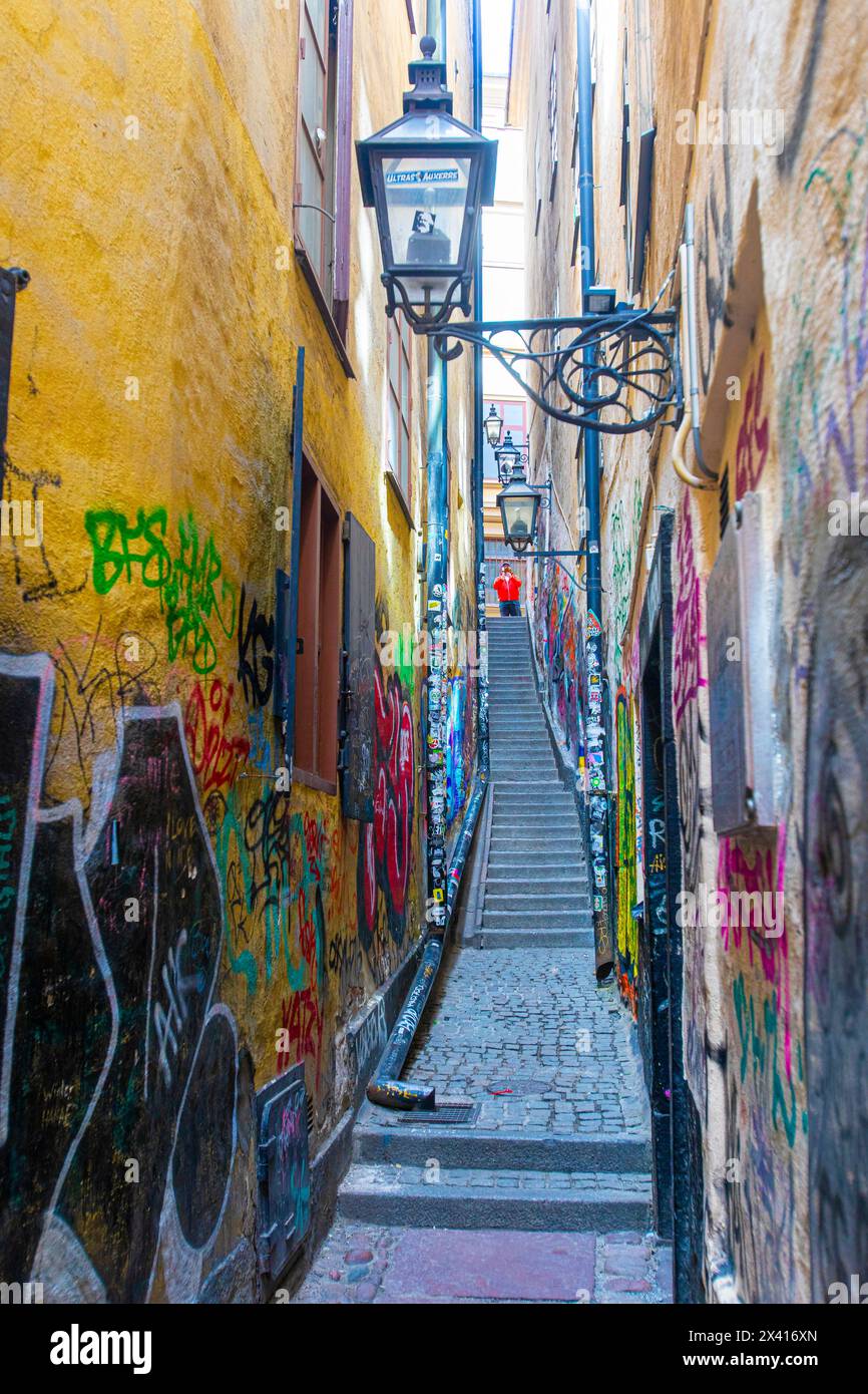 Europa, Skandinavien, Schweden. Stockholm. Straßenkunst in einer engen Straße in der Altstadt... Straßenkunst in einer engen Straße in der Altstadt. Stockfoto