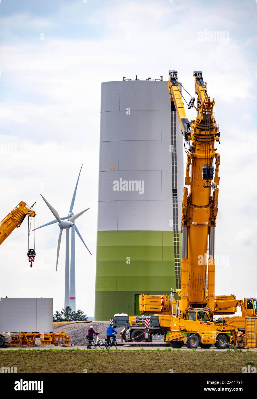 Windkraftanlagen-Repowering, im Windpark Issum-Oermten, neun Windräder in Betrieb seit über 20 Jahren (Enercon-Modellreihe E-58) im Hintergrund Stockfoto