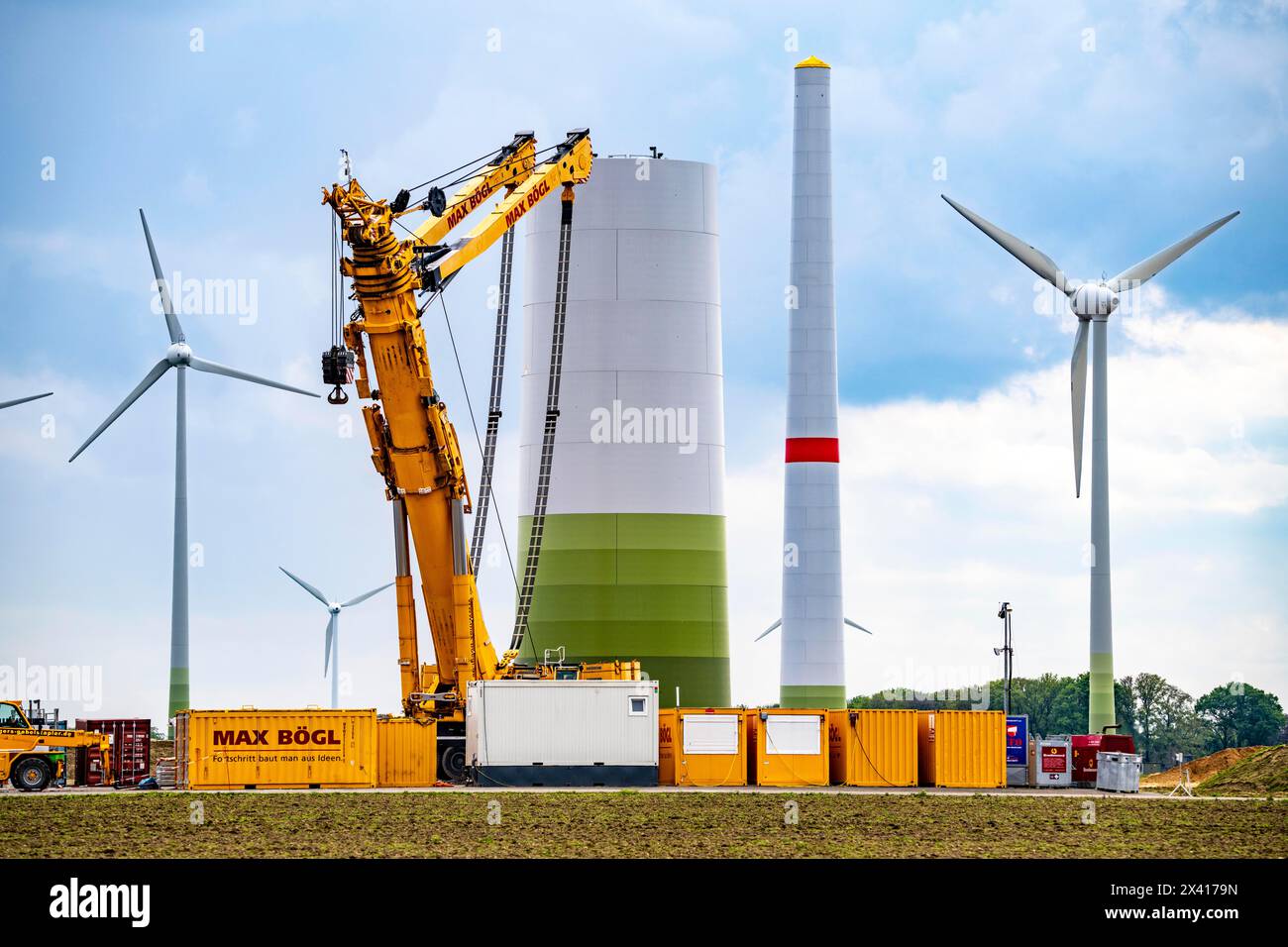 Windkraftanlagen-Repowering, im Windpark Issum-Oermten, neun Windräder in Betrieb seit über 20 Jahren (Enercon-Modellreihe E-58) im Hintergrund Stockfoto