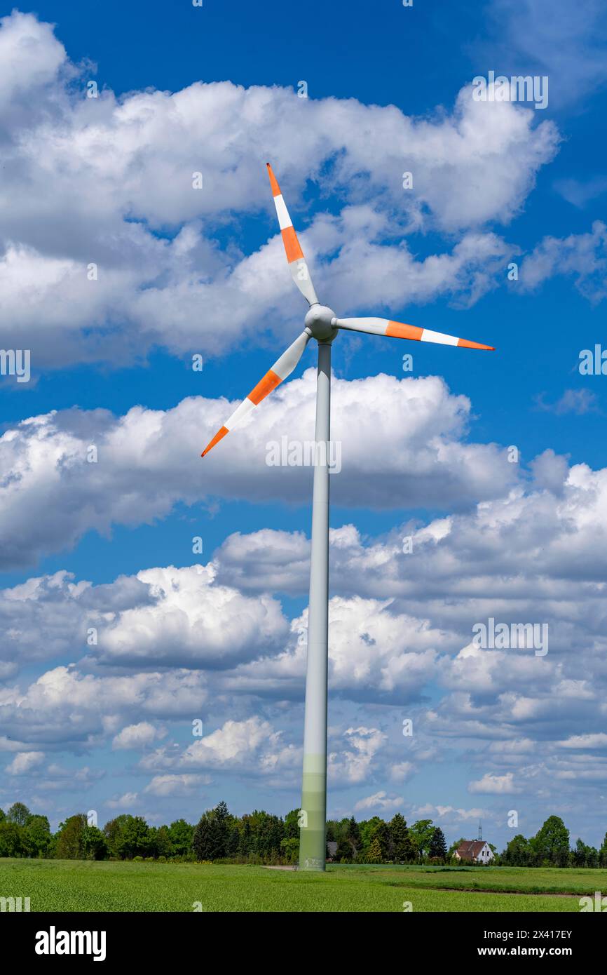 Windkraftanlage, Windkraftwerk des Herstellers Enercon, blauer Himmel mit vielen weißen Wolken, bei Schermbeck, NRW, Deutschland, Stockfoto