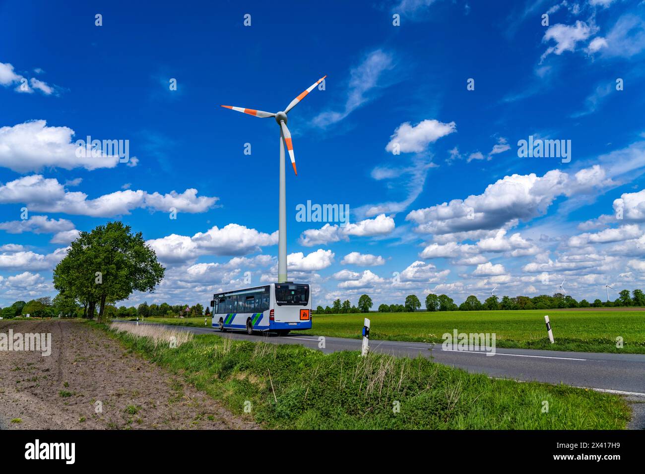 Windkraftanlage, Windkraftwerk des Herstellers Enercon, blauer Himmel mit vielen weißen Wolken, bei Schermbeck, Landstraße, Bestener Straße, NRW, G Stockfoto