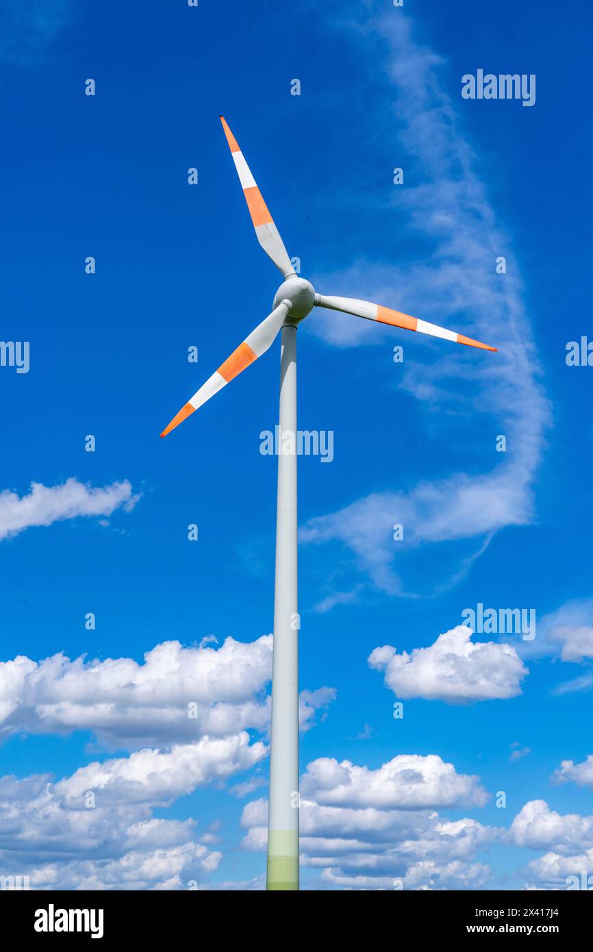 Windkraftanlage, Windkraftwerk des Herstellers Enercon, blauer Himmel mit vielen weißen Wolken, bei Schermbeck, NRW, Deutschland, Stockfoto
