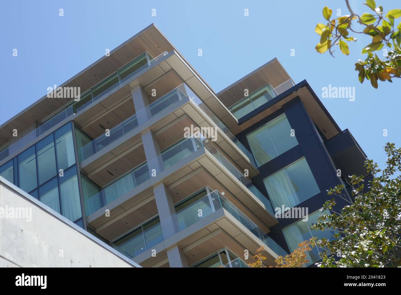 West Hollywood, Kalifornien, USA 29. April 2024 Schauspieler Matt Damon neue $8,6 Millionen Dollar Wohnung und Schauspieler John Corbett ehemaliger Wohnort auf 8899 Beverly Blvd am 29. April 2024 in West Hollywood, Kalifornien, USA. Entworfen vom Architekturbüro Olson Kundig. Foto: Barry King/Alamy Stock Photo Stockfoto