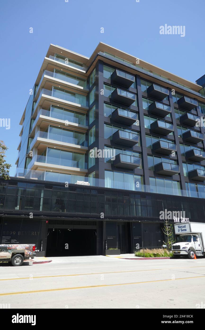 West Hollywood, Kalifornien, USA 29. April 2024 Schauspieler Matt Damon neue $8,6 Millionen Dollar Wohnung und Schauspieler John Corbett ehemaliger Wohnort auf 8899 Beverly Blvd am 29. April 2024 in West Hollywood, Kalifornien, USA. Entworfen vom Architekturbüro Olson Kundig. Foto: Barry King/Alamy Stock Photo Stockfoto