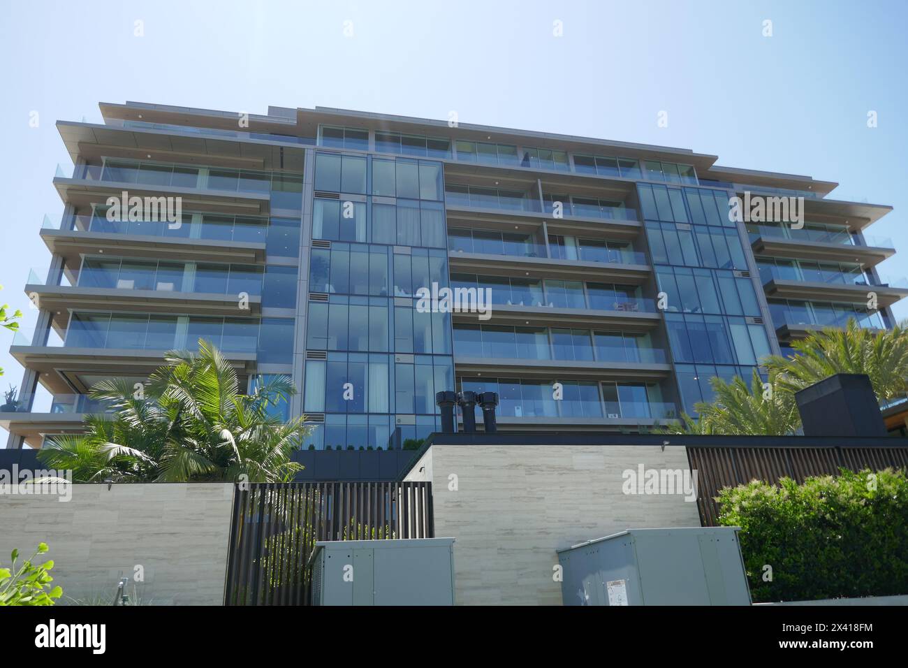 West Hollywood, Kalifornien, USA 29. April 2024 Schauspieler Matt Damon neue $8,6 Millionen Dollar Wohnung und Schauspieler John Corbett ehemaliger Wohnort auf 8899 Beverly Blvd am 29. April 2024 in West Hollywood, Kalifornien, USA. Entworfen vom Architekturbüro Olson Kundig. Foto: Barry King/Alamy Stock Photo Stockfoto
