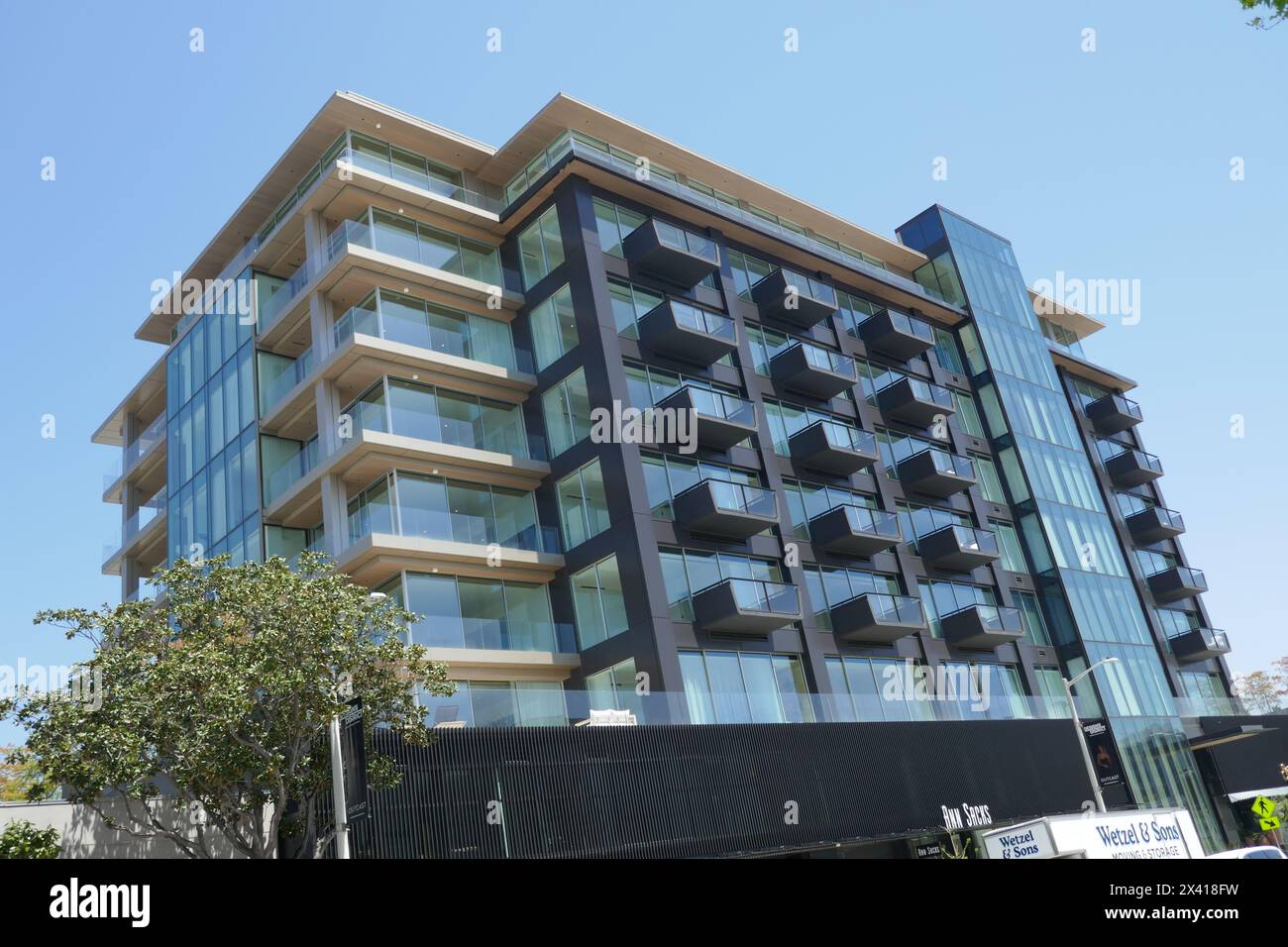 West Hollywood, Kalifornien, USA 29. April 2024 Schauspieler Matt Damon neue $8,6 Millionen Dollar Wohnung und Schauspieler John Corbett ehemaliger Wohnort auf 8899 Beverly Blvd am 29. April 2024 in West Hollywood, Kalifornien, USA. Entworfen vom Architekturbüro Olson Kundig. Foto: Barry King/Alamy Stock Photo Stockfoto