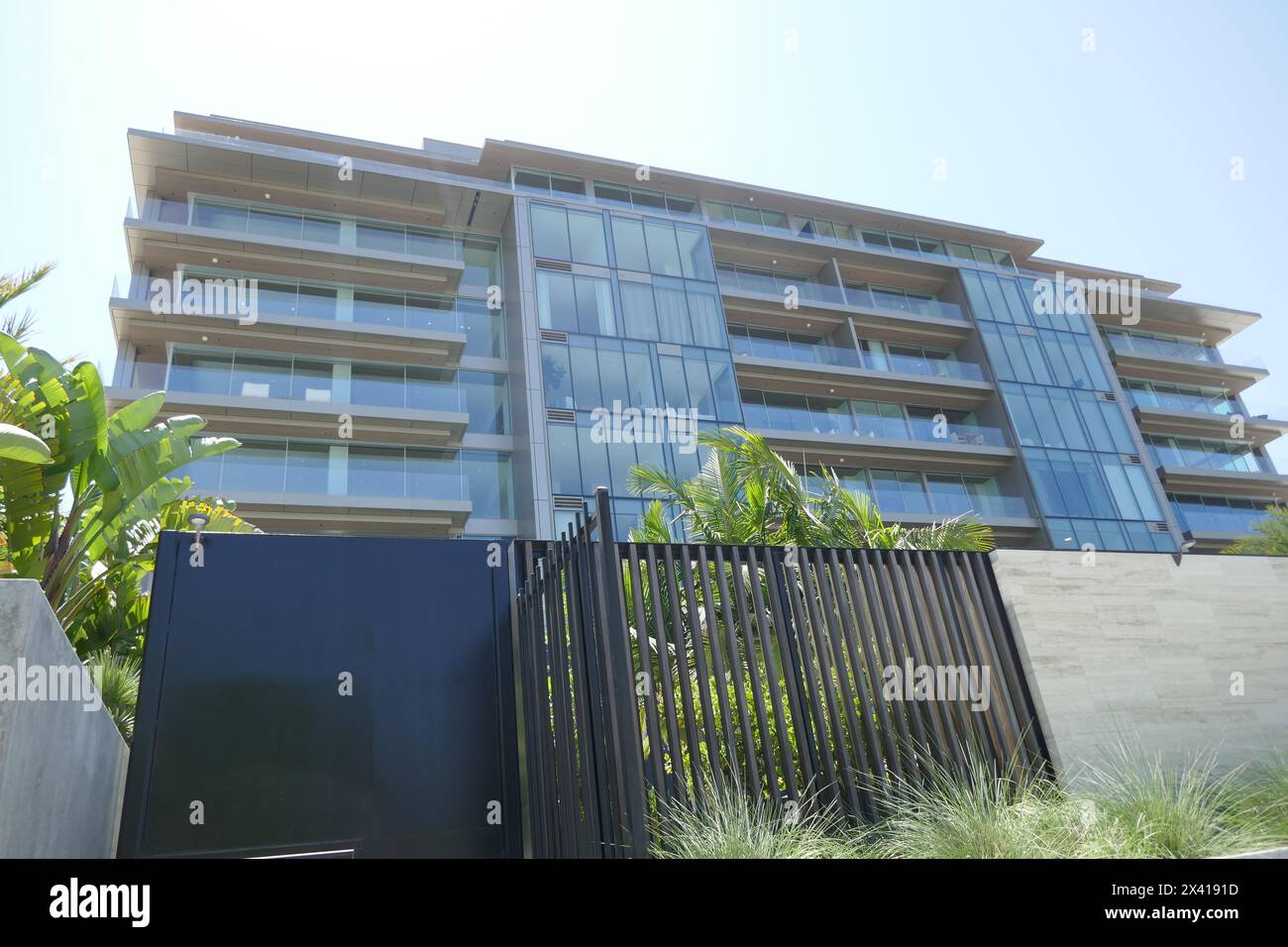 West Hollywood, Kalifornien, USA 29. April 2024 Schauspieler Matt Damon neue $8,6 Millionen Dollar Wohnung und Schauspieler John Corbett ehemaliger Wohnort auf 8899 Beverly Blvd am 29. April 2024 in West Hollywood, Kalifornien, USA. Entworfen vom Architekturbüro Olson Kundig. Foto: Barry King/Alamy Stock Photo Stockfoto