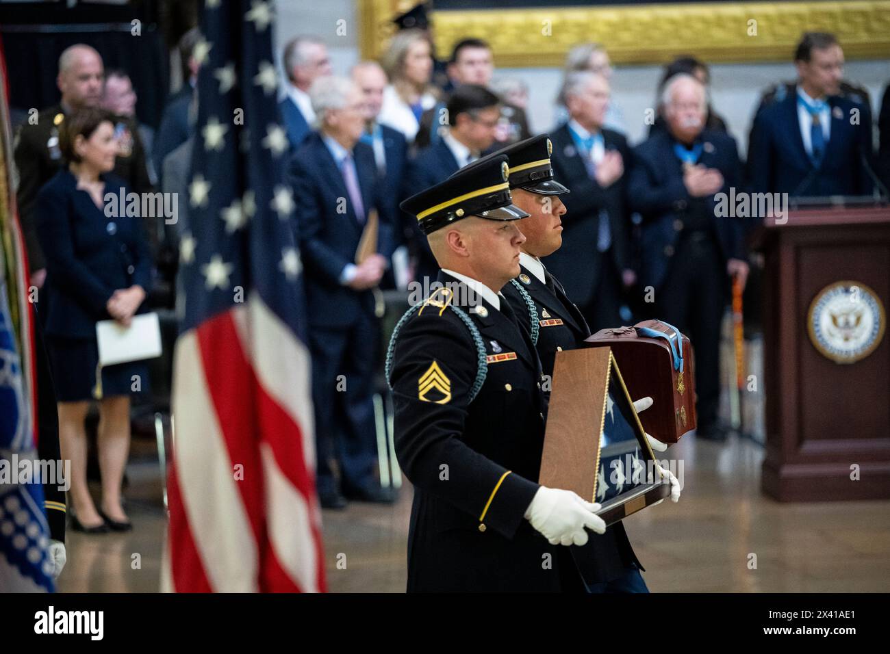 Washington, USA. April 2024. Eine Prozession mit den Überresten von Colonel Ralph Puckett Jr. kommt zu Ehren im Kapitol der USA in Washington, DC, am Montag, den 29. April. 2024. Präsident Biden verlieh 2021 Colonel Puckett die Ehrenmedaille und war der letzte überlebende Medaillengewinner für Akte während des Koreakrieges. (Graeme Sloan/SIPA USA) Credit: SIPA USA/Alamy Live News Stockfoto