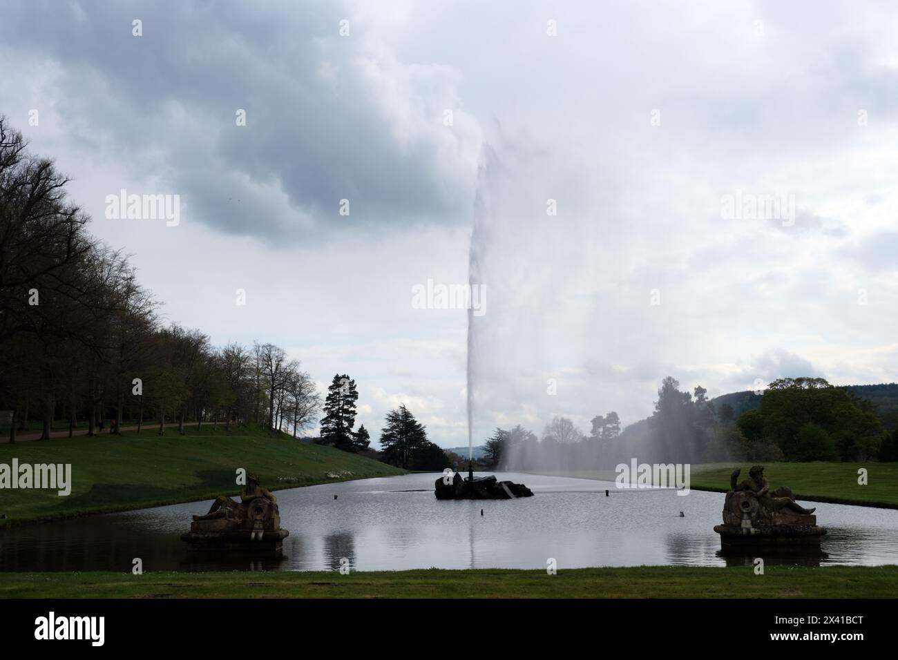 Emperor Fountain und Canal Pond auf dem Gelände von Chatsworth House Derbyshire, England Großbritannien Stockfoto