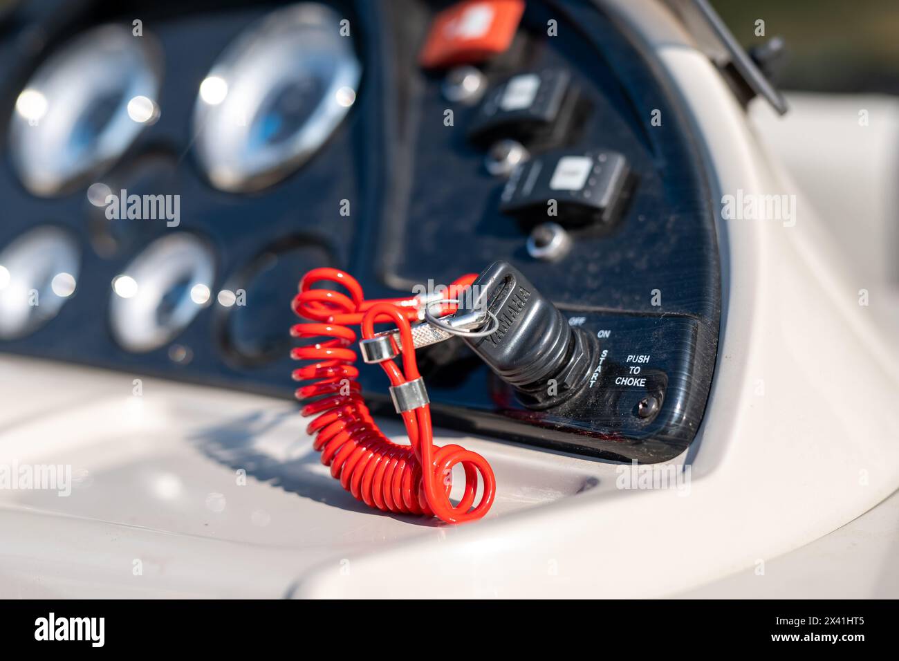 CROW WING CO, MN - 23. August 2021: Nahaufnahme eines Ponton-Innition-Schlüssels für einen Yamaha Außenbordmotor, mit rotem Kunststoffkabel und verschwommenem Instrument Stockfoto