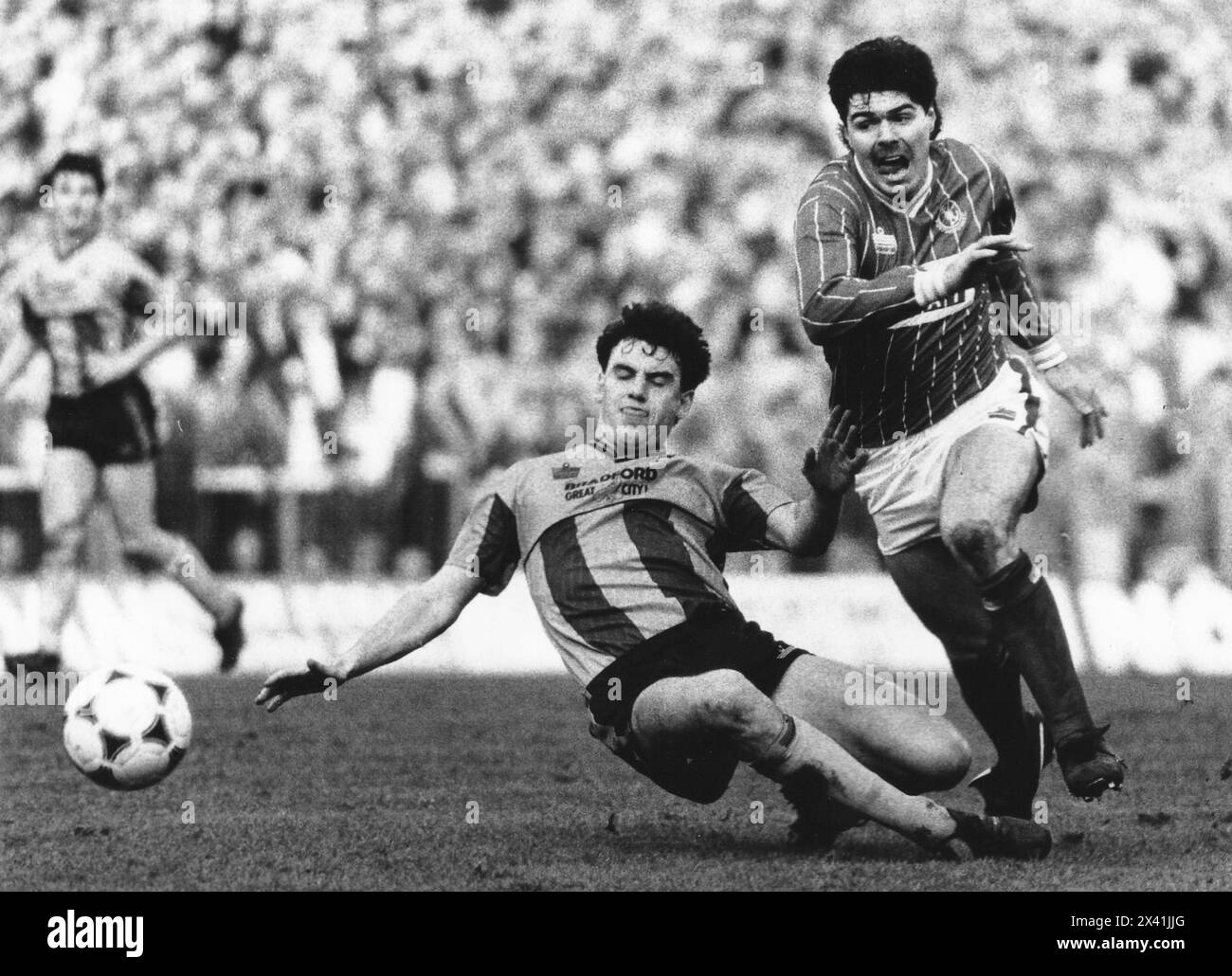 BRADFORDS DAVE EVANS KÄMPFT MIT POMPEY'S MICK QUINN, 1988 PIC MIKE WALKER, 1988 Stockfoto