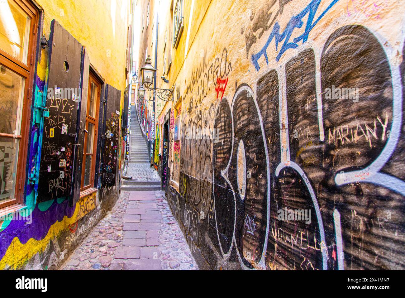 Europa, Skandinavien, Schweden. Stockholm. Straßenkunst in einer engen Straße in der Altstadt... Straßenkunst in einer engen Straße in der Altstadt. Stockfoto
