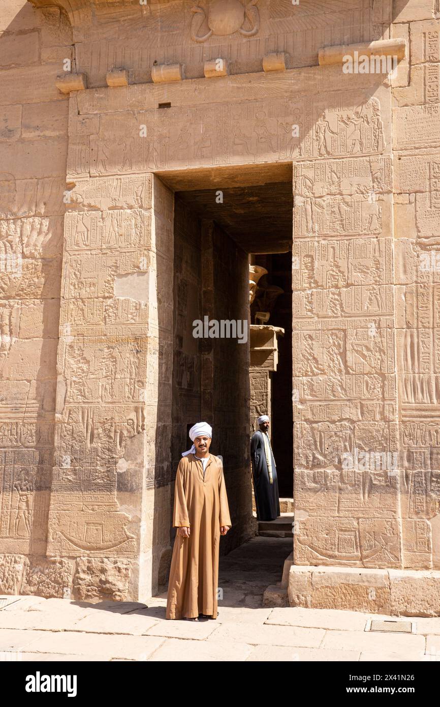 Ein ägyptischer Mann in traditioneller Kleidung im Tempel der Isis im Philae Tempelkomplex (UNESCO-Weltkulturerbe) auf der Insel Agilkia, Ägypten Stockfoto
