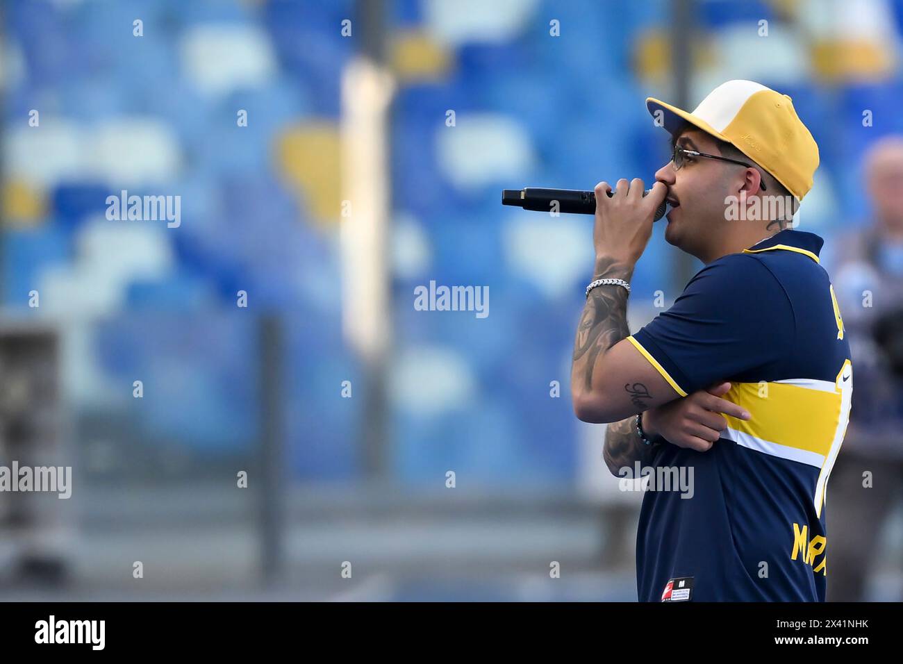 Sänger Geolier tritt vor dem Fußballspiel der Serie A zwischen SSC Neapel und AS Roma am 28. April 2024 im Diego Armando Maradona Stadion in Neapel (Italien) auf. Stockfoto