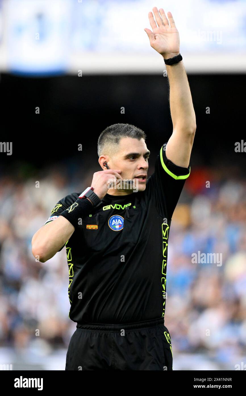 Schiedsrichter Simone Sozza gibt Gesten während des Fußballspiels der Serie A zwischen SSC Neapel und AS Roma im Diego Armando Maradona Stadion in Neapel (Italien) am 28. April 2024. Stockfoto