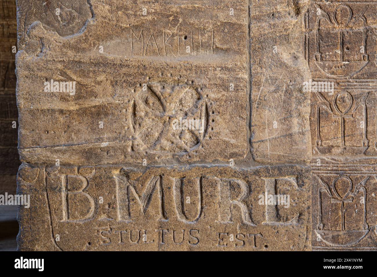 Ein geschnitztes koptisches Kreuz und Graffiti im Tempel der Isis im Philae Tempelkomplex auf der Insel Agilkia (UNESCO-Weltkulturerbe) in Ägypten Stockfoto