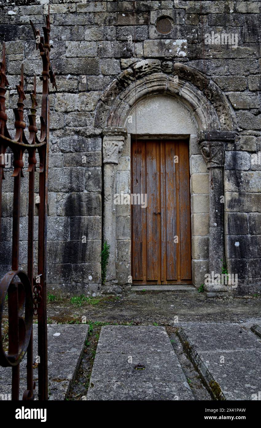 Tor der Kirche San Cristovo von Mouricios, Chantada, Lugo, Spanien Stockfoto