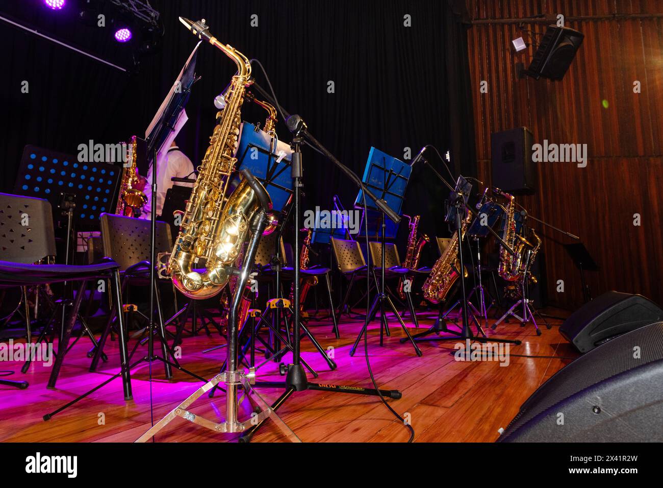 Eine Gruppe von Musikern spielt auf der Bühne Instrumente. Die Instrumente umfassen ein Saxophon, eine Posaune und eine Trompete. Die Musiker stehen behi Stockfoto