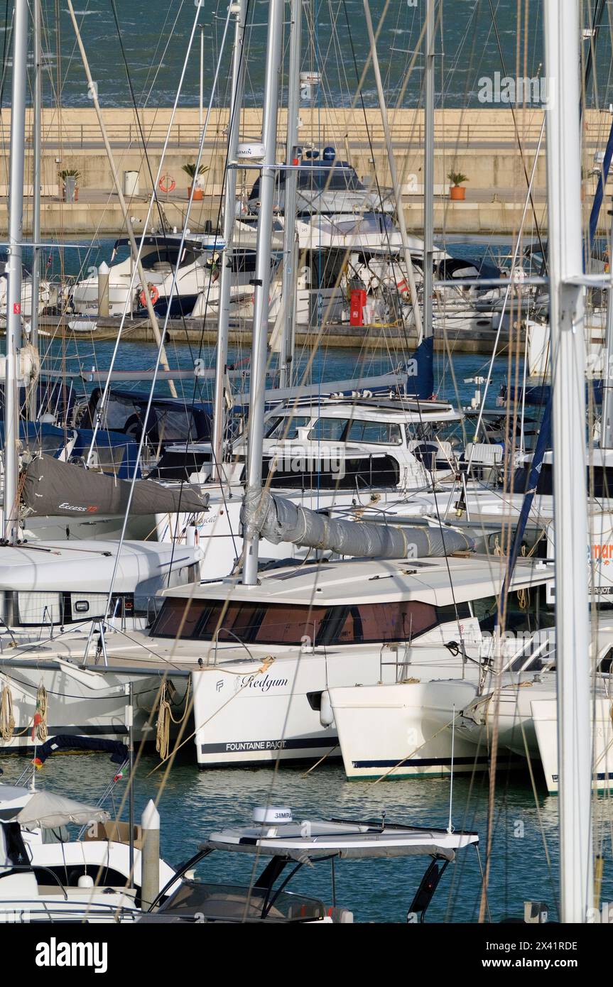 Italien, Sizilien, Mittelmeer, Marina di Ragusa (Provinz Ragusa); 29. April 2024, Luxusyachten im Hafen - EDITORIAL Stockfoto