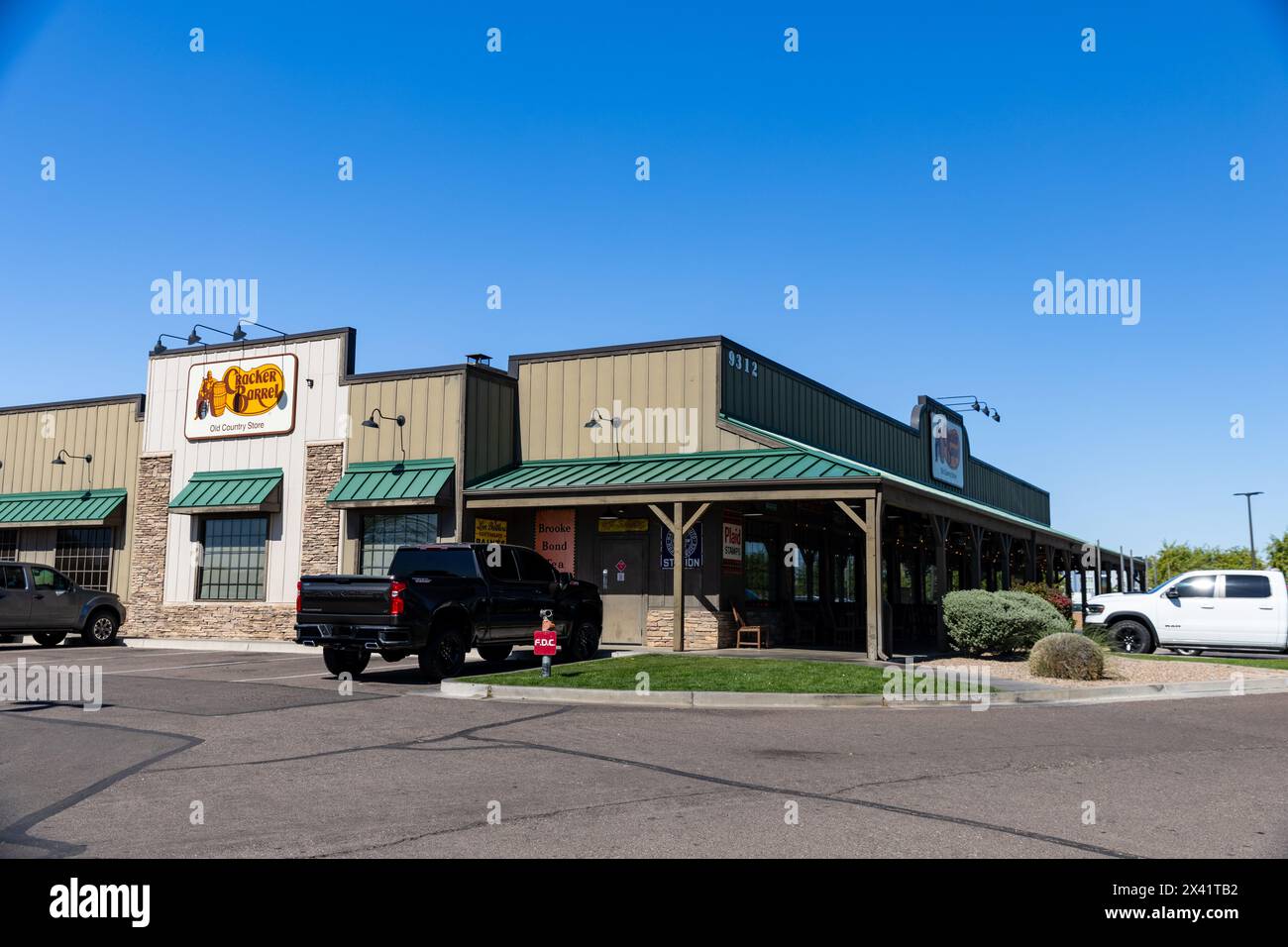 Glendale, Arizona - 7. April 2024: Cracker Barrel Old Country Store ist eine Kette von Restaurants und Souvenirläden, die amerikanische Küche und ein südliches Restaurant anbieten Stockfoto