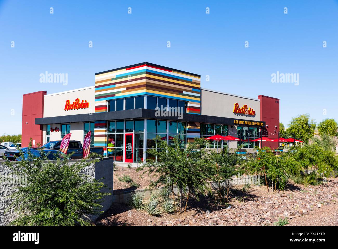 Glendale, Arizona - 7. April 2024: Red Robin Gourmet Burgers ist eine amerikanische Kette von Restaurants mit ungezwungener Atmosphäre. Stockfoto