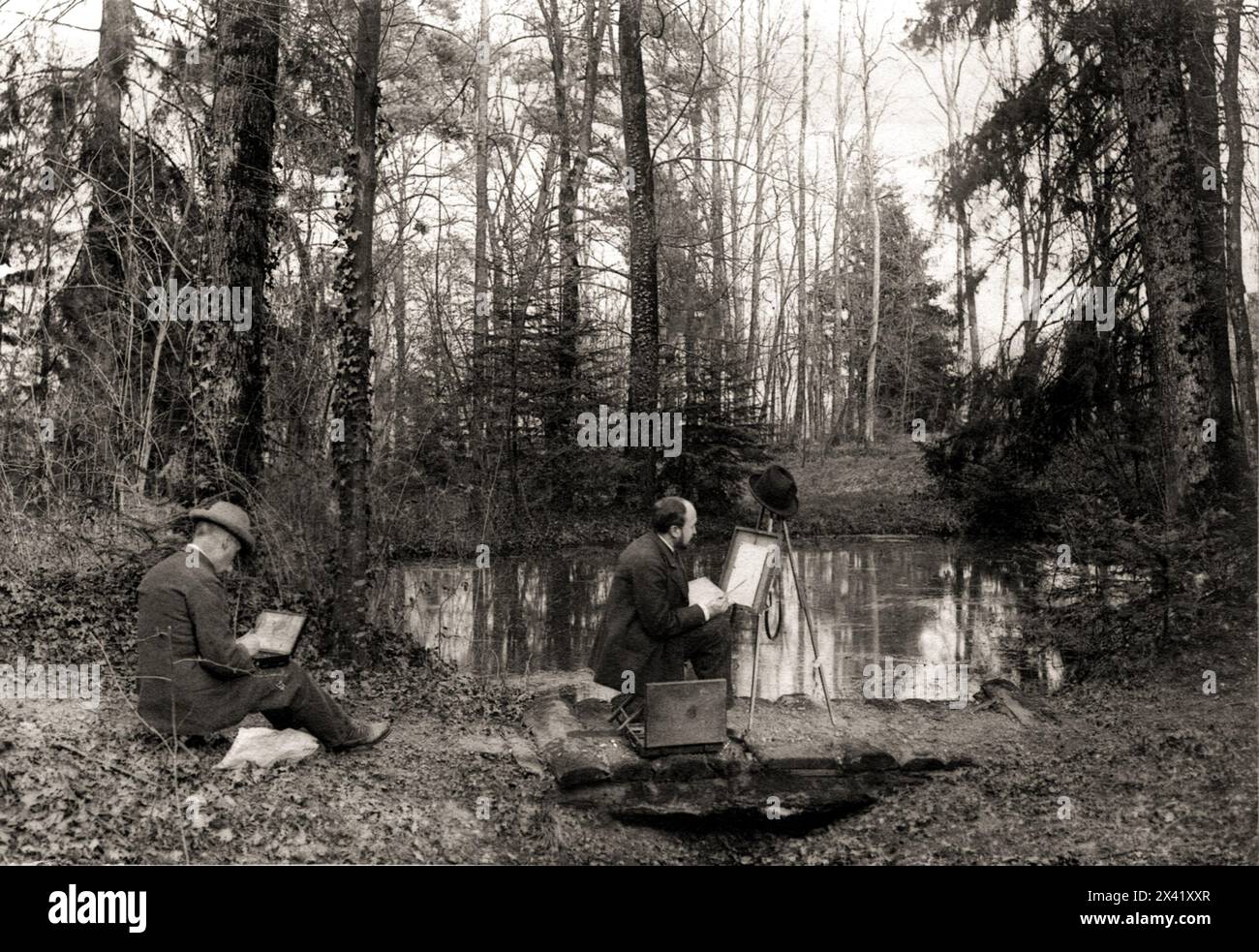 1905 c., FRANKREICH : Französische impressionistische Maler arbeiten im Freien , " live ", konzentrierten sich auf das Bemalen des Panoramas in einem Wald in der Nähe eines Landsees . Foto von unbekanntem Fotografen. - FRANCIA - FOTO STORICHE - GESCHICHTE - LAND - IMPRESSIONISMO - MOVIMENTO PITTORICO IMPRESSIONISTA - ARTE - KUNST - PITTORE - MALER - PITTORI - ALL'ARIA APERTA - DAL VIVO - ORT - LAND - CAMPAGNA - GEOGRAFIA - GEOGRAPHIE - PRIMAVERA - FRÜHLING - ARTE - PANORAMA - PAESAGGIO RURALE - LÄNDLICH - STAGNO - AUSSICHT - VEDUTA - ARBEIT IM BUSCH - BOSCO - LAGHETTO - LAGO - PFUND - IM FREIEN - MÄNNER BEI Stockfoto