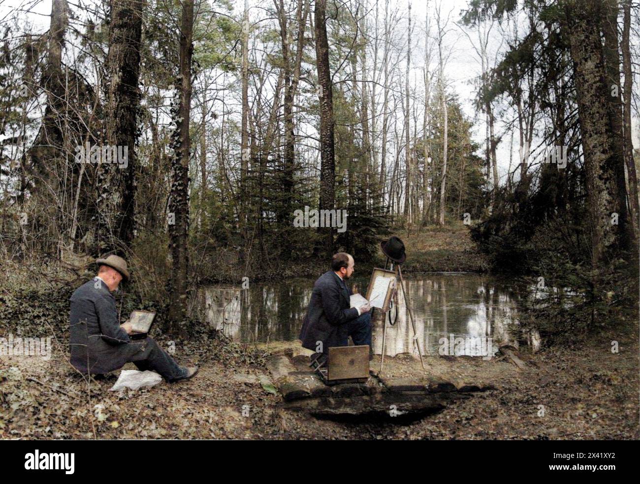 1905 c., FRANKREICH : Französische impressionistische Maler arbeiten im Freien , " live ", konzentrierten sich auf das Bemalen des Panoramas in einem Wald in der Nähe eines Landsees . Foto von unbekanntem Fotografen. DIGITAL COLORIERT. - FRANCIA - FOTO STORICHE - GESCHICHTE - LAND - IMPRESSIONISMO - MOVIMENTO PITTORICO IMPRESSIONISTA - ARTE - KUNST - PITTORE - MALER - PITTORI - ALL'ARIA APERTA - DAL VIVO - ORT - LAND - CAMPAGNA - GEOGRAFIA - GEOGRAPHIE - PRIMAVERA - FRÜHLING - ARTE - PANORAMA - PAESAGGIO RURALE - LÄNDLICH - STAGNO - AUSSICHT - VEDUTA - ARBEIT IM BUSCH - BOSCO - LAGHETTO - LAGO - PFUND - IN Stockfoto
