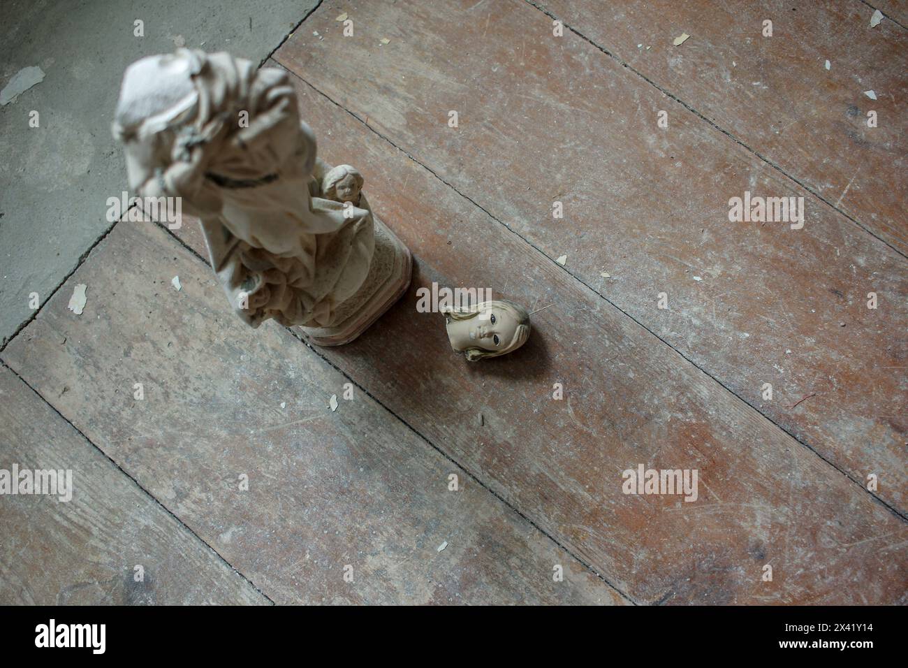 Kleine, kaputte Statue einer Jungfrau, die in einem alten Haus gefunden wurde Stockfoto