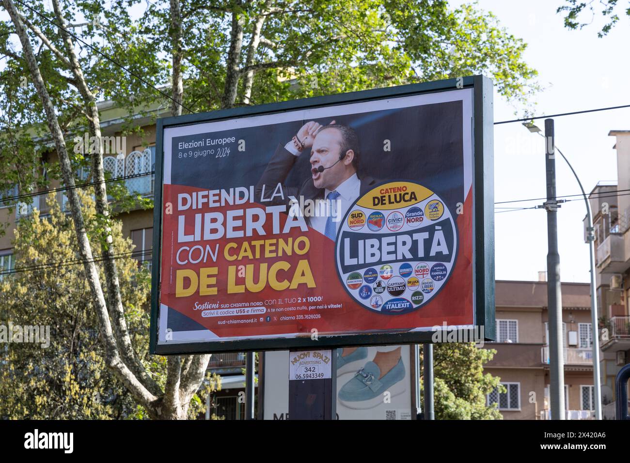 Rom, Italien. April 2024. Libertà Werbetafel für die Europawahlen 2024 mit dem Gesicht von Cateno de Luca in der Circonvallazione Gianicolense in Rom (Foto: Matteo Nardone/Pacific Press) Credit: Pacific Press Media Production Corp./Alamy Live News Stockfoto