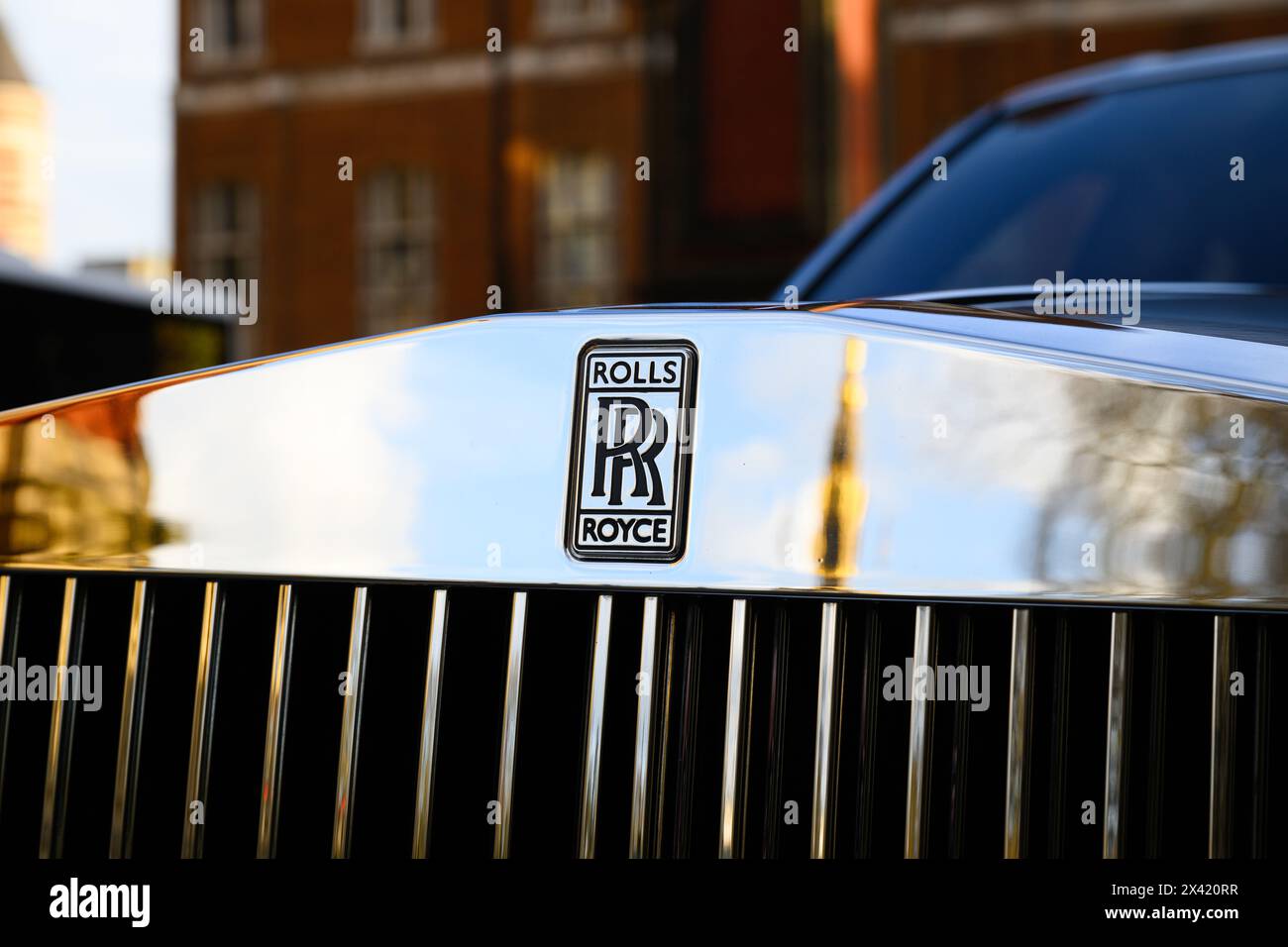 London, Großbritannien - 22. März 2024; ikonisches Autobild auf der Vorderseite eines Luxusautos von Rolls Royce Stockfoto