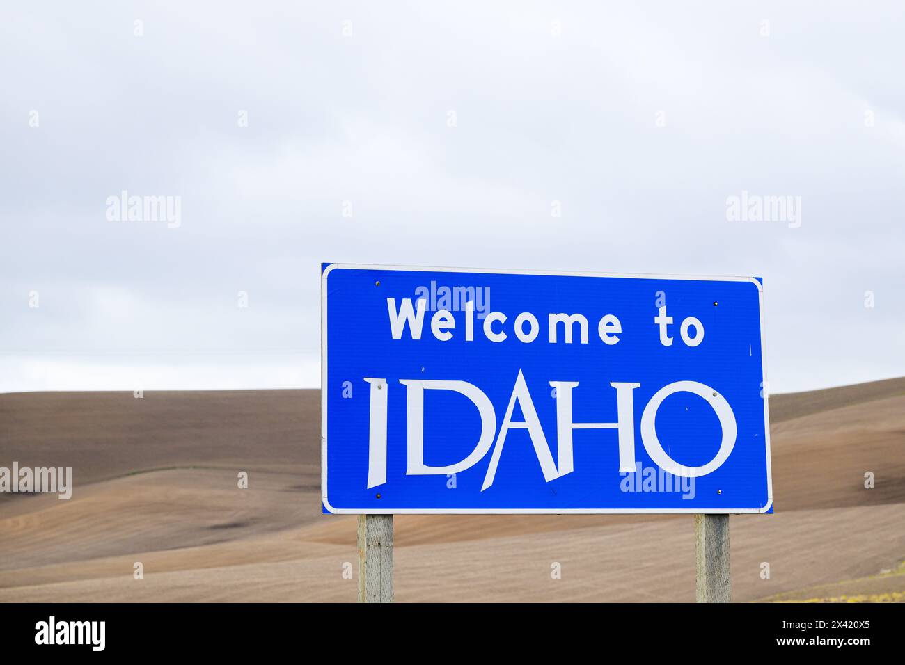 Viola, ID, USA - 28. April. 2024; blaues und weißes Straßenschild mit Willkommen in Idaho Stockfoto
